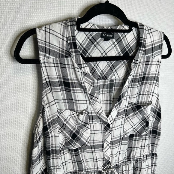 Torrid‎ | Tank Style Plaid Top Sleeveless Size 1 Black White - Picture 1 of 7